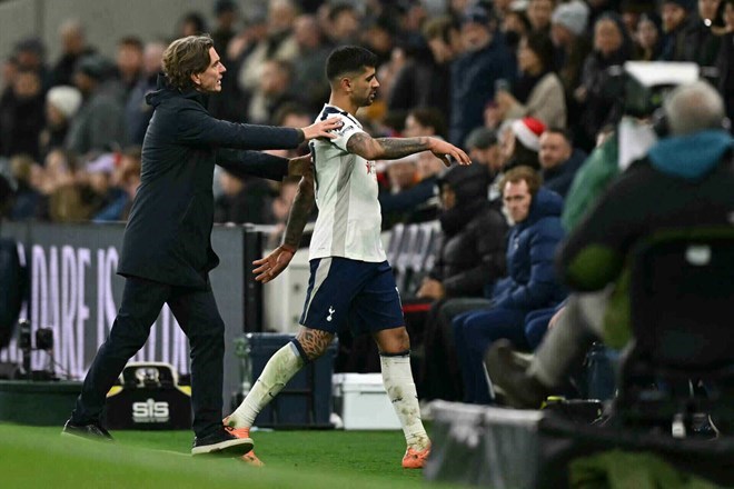 HLV Frank chỉ đạo cầu thủ Tottenham trên sân đấu.